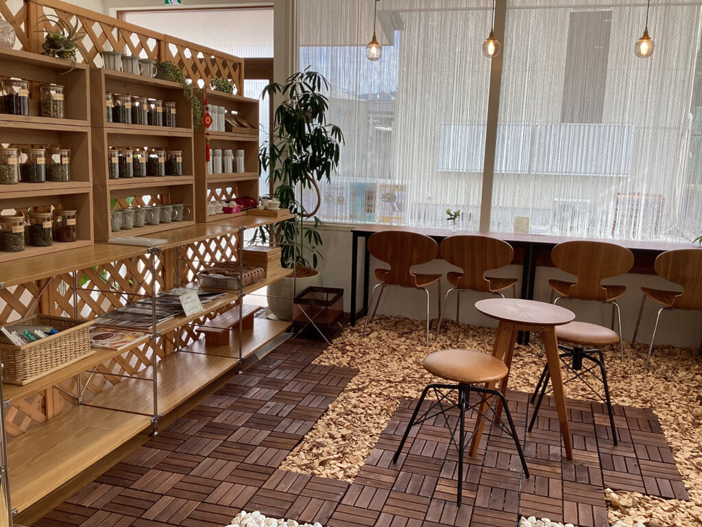 薬草とハーブに包まれる店内